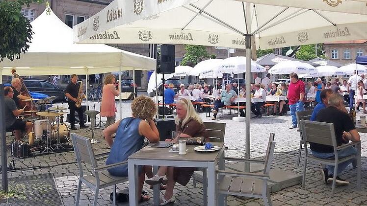 "Jazz me" auf dem Marienplatz: J&uuml;rgen H&ouml;hn, Claudia Ringhoff, Werner Olgem&ouml;ller und Viktor Neuwert begeisterten die Zuh&ouml;rer. Foto: Heike Sch&uuml;lein
