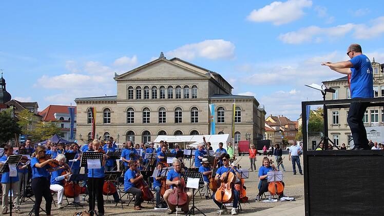 Über 200 Mitwirkende und viele Zuhörer: Der zweite Symphonic Mob des Landestheaters unter  Leitung von Roland Kluttig. Carolin Herrmann