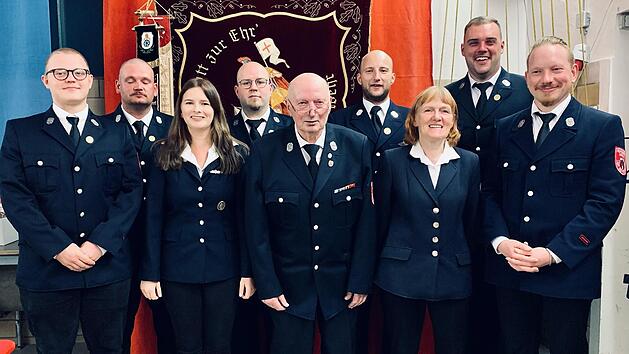 Das Foto zeigt die Ehreng&auml;ste sowie die bef&ouml;rderten Mitglieder der Freiwilligen Feuerwehr Winkels.
