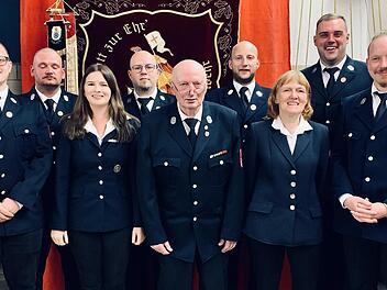 Das Foto zeigt die Ehreng&auml;ste sowie die bef&ouml;rderten Mitglieder der Freiwilligen Feuerwehr Winkels.
