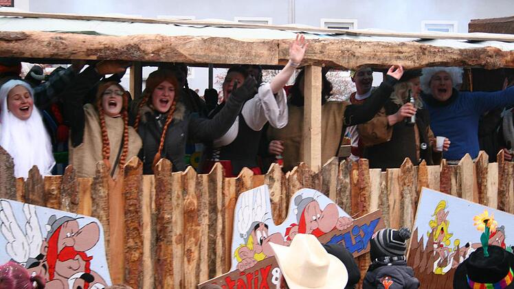 Beste Stimmung auf dem Wagen der Dorfjugend aus Wasmuthhausen mit Asterix und Obelix
