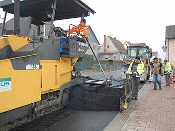 Heute wurden die letzten Asphaltierungsarbeiten in der Ortsdurchfahrt Hetzlos abgeschlossen. Ab morgen, Dienstag, ist die KG 35 wieder befahrbar. Fotos: Günther Straub