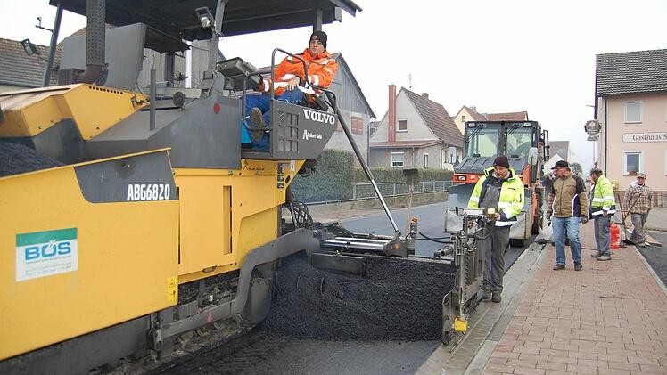 Heute wurden die letzten Asphaltierungsarbeiten in der Ortsdurchfahrt Hetzlos abgeschlossen. Ab morgen, Dienstag, ist die KG 35 wieder befahrbar. Fotos: Günther Straub