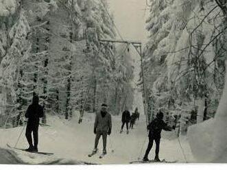 Ein halbes Jahrhundert Ziel für Skifahrer: Seit 50 Jahren sind auf der Wasserkuppe Lifte in Betrieb und haben den höchsten Berg der Rhön auch im Winter zu einem attraktiven Ausflugsziel gemacht. Foto: Eckert