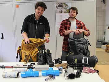 Bauingenieursstudenten Ralf Brünkmann (links) und Johannes Bechstein (rechts) bestücken ihre Trekkingrücksäcke miAusrüstung und Hilfsgütern. Foto: privat