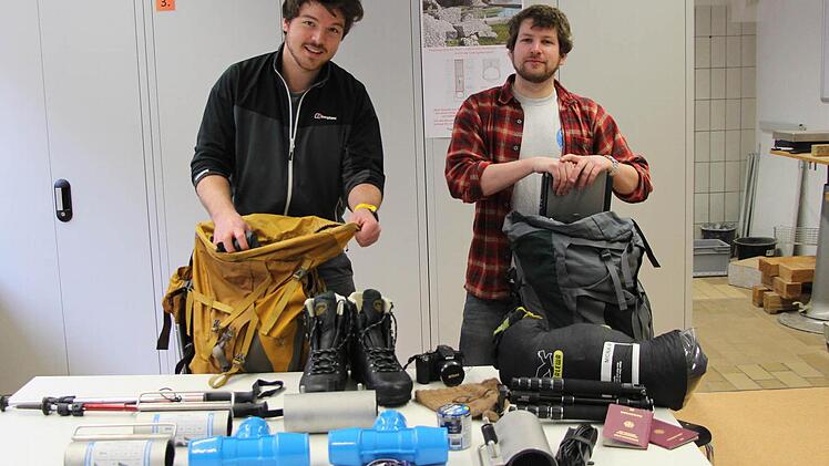 Bauingenieursstudenten Ralf Brünkmann (links) und Johannes Bechstein (rechts) bestücken ihre Trekkingrücksäcke miAusrüstung und Hilfsgütern. Foto: privat