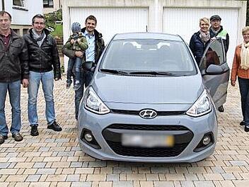 Der Vorsitzende der Aktionsgemeinschaft Teuschnitz, Paul Hader, Stellvertreter Bernd Neubauer, Ehemann Andreas Neubauer mit Sohn Jakob, die glückliche Gewinnerin Carina Neubauer, Beiratsmitglied Heiko Schmitt sowie Bürgermeisterin Weber mit dem Hauptgewinn Foto: privat