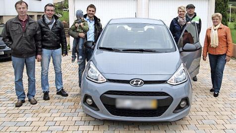 Der Vorsitzende der Aktionsgemeinschaft Teuschnitz, Paul Hader, Stellvertreter Bernd Neubauer, Ehemann Andreas Neubauer mit Sohn Jakob, die glückliche Gewinnerin Carina Neubauer, Beiratsmitglied Heiko Schmitt sowie Bürgermeisterin Weber mit dem Hauptgewinn Foto: privat