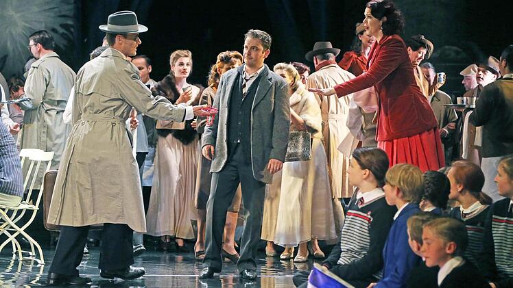 Szene aus der Neuinszenierung von "La Bohème" am Landestheater CoburgFoto: Henning Rosenbusch