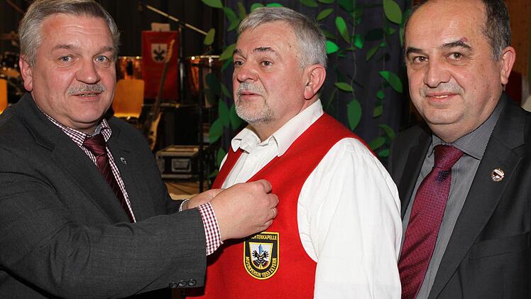 Der örtliche Bäcker Gerold Eberth wurde für 40 Jahre musizieren an der ersten Trompete vom Kreisvorsitzenden des Nordbayerischen Musikbundes Wolfgang Müller (links) und Thomas Kolb ausgezeichnet.  Foto: Michael Wunder