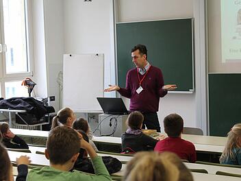 Professor Buchholz-Schuster stellt sich den Fragen der Schüler und zeigte sich überrascht von ihrem Interesse. Foto: Christian Dressel