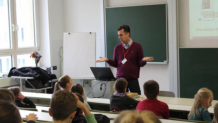 Professor Buchholz-Schuster stellt sich den Fragen der Schüler und zeigte sich überrascht von ihrem Interesse. Foto: Christian Dressel
