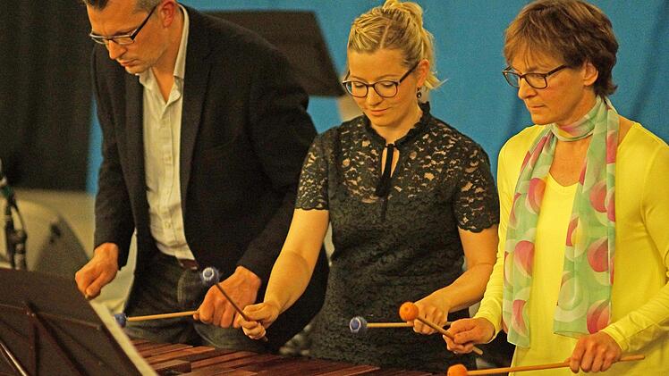 Eine echte Premiere gab es auch beim diesjährigen Frühlingskonzert des FWG zu bestaunen: Mit Christiane Stömer-Rauh, Stefanie Bär und Ralf Probst (von rechts) steuerten erstmals die drei Musiklehrkräfte ihren persönlichen musikalischen Beitrag zum Konzert bei - und dies am schwer zu spielenden Marimbaphon. Foto: mts