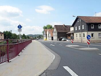 An der B 85 in Neukenroth gibt es bisher zwei Überquerungshilfen, auf die Autofahrer aber nicht immer reagieren, auch wenn Fußgänger oder Kinder die Straße überqueren möchten. Das Auto im Hintergrund befindet sich in Höhe der zweiten Überquerungshilfe. Nun soll es deshalb eine Ampelanlage geben. Foto: K.- H. Hofmann