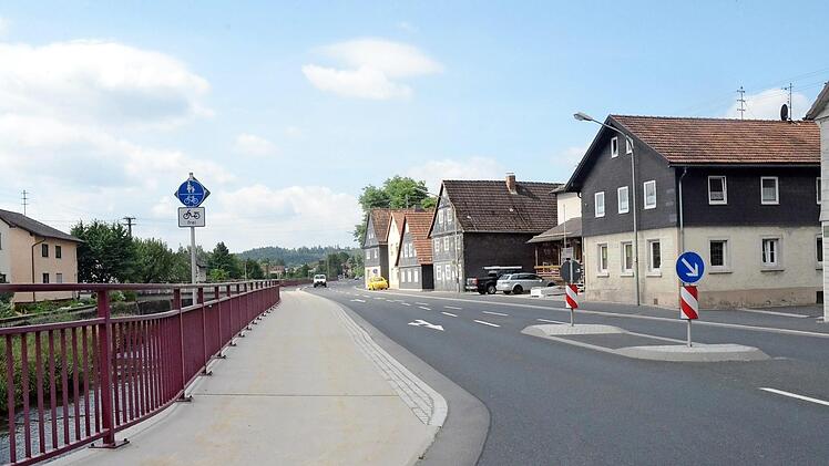 An der B 85 in Neukenroth gibt es bisher zwei Überquerungshilfen, auf die Autofahrer aber nicht immer reagieren, auch wenn Fußgänger oder Kinder die Straße überqueren möchten. Das Auto im Hintergrund befindet sich in Höhe der zweiten Überquerungshilfe. Nun soll es deshalb eine Ampelanlage geben. Foto: K.- H. Hofmann