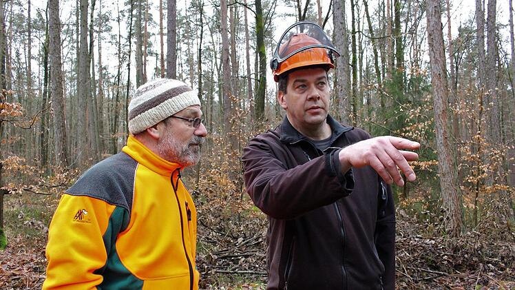 Förster Wolfgang Göbel (links) und Betreuer Roger Scheibe bei der Besprechung