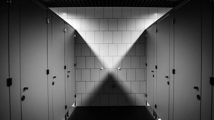 Einen gruseligen Fund machte ein Handwerker in kanadischen Calgary. Er entdeckte eine Leiche in der Wand einer Damentoilette. Symbolfoto: pixabay.com