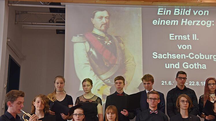 Mit "Summertime", geblasen von Sebastian Drese auf der Trompete, begann der Festakt zum 200. Jubiläum von Herzog Ernest II, dem Gründer des "Ernes", in der Mensa der Schule. Foto: Gabi Arnold