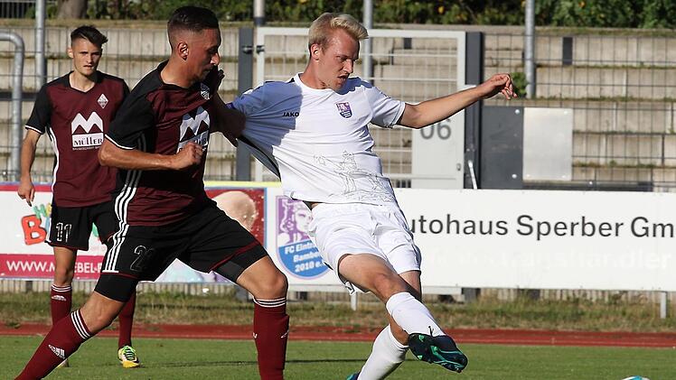 Für vier Spiele soll Marc Reischmann (rechts) nach seiner Roten Karte gegen Feucht gesperrt werden. Der Verein hofft auf eine Reduzierung, die Aussichten sind aber schlecht. sportpress