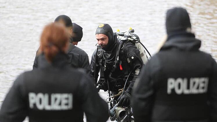 Taucher suchten in einem Weiher in Würzburg nach einem möglicherweise Ertrunkenen. Ein Anwohner entdeckte nasse Kleidung am Ufer und Schuhe im Wasser. Symbolfoto: Sebastian Willnow/dpa