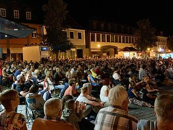 Bei den Kinosommer-Abenden im August 2019 gab es keine freien Plätze mehr auf dem Lichtenfelser Marktplatz.  Foto: Steffen Hofmann