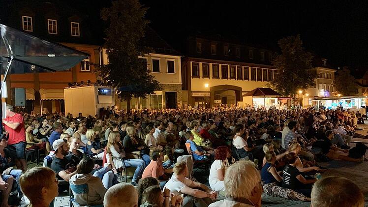 Bei den Kinosommer-Abenden im August 2019 gab es keine freien Plätze mehr auf dem Lichtenfelser Marktplatz.  Foto: Steffen Hofmann