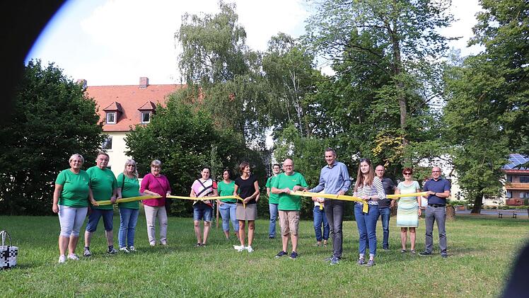Zum Start der Aktion "Gelbes Band" trafen sich Mitglieder der Gartenbauvereine Thurnau, Hutschdorf, Limmersdorf und Berndorf-Menchau am Nürnberger Platz in Thurnau, um dort die erste Bäume zu markieren. Links die Ideengeberin, Anja Badura-Aichberger, vorne rechts Nina Michael, Auszubildende bei der Gemeinde, die die Kartierung übernommen hat, und daneben Bürgermeister Martin Bernreuther.Foto: Katrin Geyer