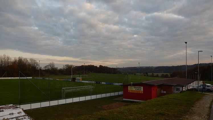Das Sportgelände der SG Roth-Main mit den beiden Fußballplätzen und dem Sportheim liegt im Mainleuser Ortsteil Fassoldshof an der Bundesstraße 286.