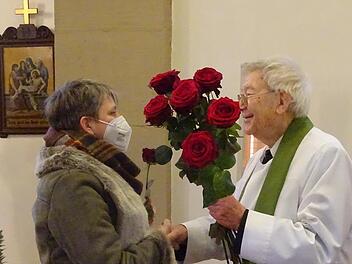 Zahlreiche Gäste überbrachten mit einer roten Rose ihren Dank und ihre Anerkennung für das segensreiche Wirken von Pfarrer  i.R. Albin Lieblein. Foto: Anton Then