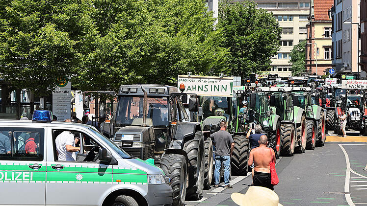 Riesige Anti-Grünen-Demo in Aschaffenburg: Mann zeigt Hitlergruß - Polizei verhindert Eskalation