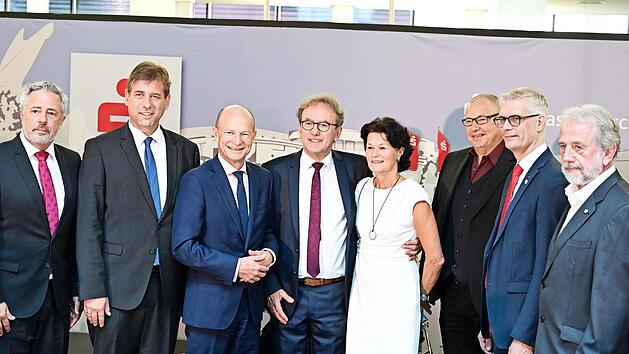 Ein Abschied in Ehre und W&uuml;rde gab es f&uuml;r Ewald Maier (Mitte), an der Seite seine Ehefrau Barbara Maier, flankiert von Harald Reinsch, Hermann Ulm, Ulrich Reuter, Rainer Streng, Uwe Kirschstein und Reinhardt Glauber.