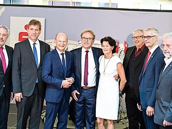 Ein Abschied in Ehre und Würde gab es für Ewald Maier (Mitte), an der Seite seine Ehefrau Barbara Maier, flankiert von Harald Reinsch, Hermann Ulm, Ulrich Reuter, Rainer Streng, Uwe Kirschstein und Reinhardt Glauber.