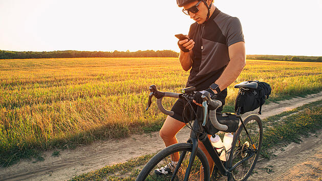 Auf der Fahrradtour nach dem Weg schauen, geht mit Navi-Apps fürs Bike.