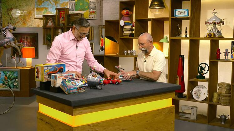 Die Sammlung verschiedener Blechspielzeuge von Modern Toys und T.P.S. aus den 1960er-Jahren sch&auml;tzte Detlev K&uuml;mmel auf 400 bis 550 Euro. Julian Schmitz-Avila bekam die Fahrzeuge f&uuml;r 300 Euro und legte sogar noch freiwillig 20 Euro obendrauf.