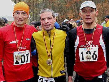 Die Erstplatzierten des Marathonlaufs mit Sebastian Apfelbacher, Sieger Stefan Zäh und Jürgen Steiner.