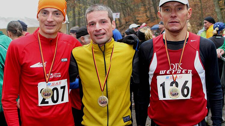 Die Erstplatzierten des Marathonlaufs mit Sebastian Apfelbacher, Sieger Stefan Zäh und Jürgen Steiner.