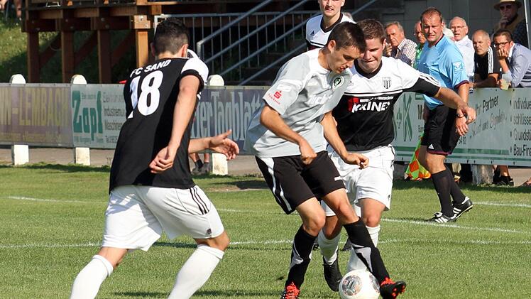 Gleich zu Dritt kreisen hier die Sander Dominik Barth, Sebastian Götz und Fabian Benkert den Gästeangreifer ein. Foto: Günther Geiling