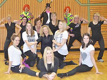 Für "Manege frei" wird noch fleißig geübt. Im Bild die Jongleure mit dem Zirkusdirektor (Hartmut Fleischmann) die Tanzgruppe "La Fantastica" (vorn) und die Aerobicgruppe mit Gabi Bauer (kniend Mitte) dahinter.  Foto: Karl-Heinz Hofmann