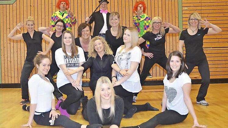 Für "Manege frei" wird noch fleißig geübt. Im Bild die Jongleure mit dem Zirkusdirektor (Hartmut Fleischmann) die Tanzgruppe "La Fantastica" (vorn) und die Aerobicgruppe mit Gabi Bauer (kniend Mitte) dahinter.  Foto: Karl-Heinz Hofmann