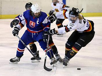 Die aus Neuenmarkt stammende Eishockey-Nationalspielerin Yvonne Rothemund (rechts) fährt zur WM nach Schweden. Foto: Imago