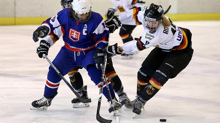 Die aus Neuenmarkt stammende Eishockey-Nationalspielerin Yvonne Rothemund (rechts) fährt zur WM nach Schweden. Foto: Imago