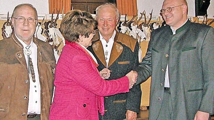 Im Rahmen der Pflichttrophäenschau bespricht Kreisjagdberater Alex Krüger Besonderheiten an der gut bestückten Trophäenwand (oben). Bürgermeisterin Elke Protzmann gratuliert Thorsten Vesper zur neuen Aufgabe als Hegeringleiter. Dazwischen der 23 Jahre in dieser Funktion rund um Neustadt tätige Horst Fechter, links BJV-Kreisgruppenvorsitzender Paul Schefczik. Foto: Klaus Oelzner