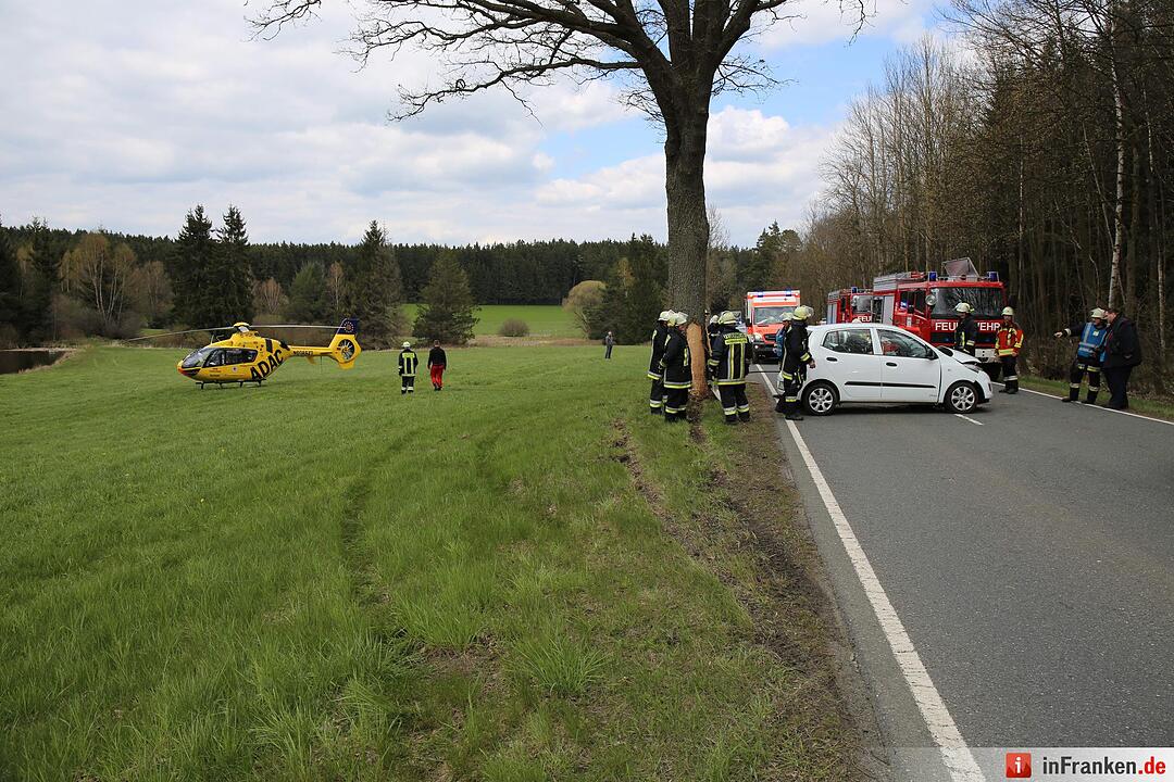 18-jähriger Autofahrer prall bei Konradsreuth gegen Baum
