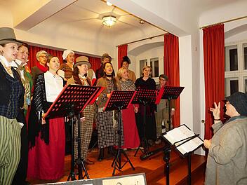Das Frauenvokalensemble "Le Wodsche" begeisterte im Bischofsheimer Rentamt mit "A Christmas Carol", der Weihnachtsgeschichte von Charles Dickens, das Publikum.  Foto: Marion Eckert