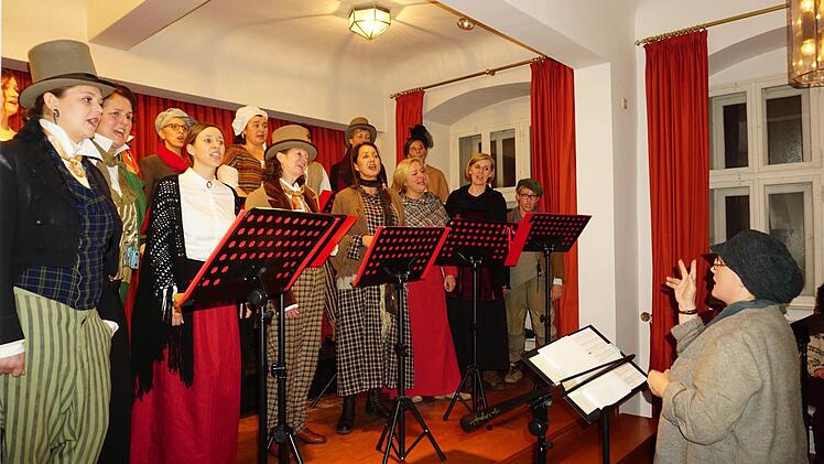 Das Frauenvokalensemble "Le Wodsche" begeisterte im Bischofsheimer Rentamt mit "A Christmas Carol", der Weihnachtsgeschichte von Charles Dickens, das Publikum.  Foto: Marion Eckert