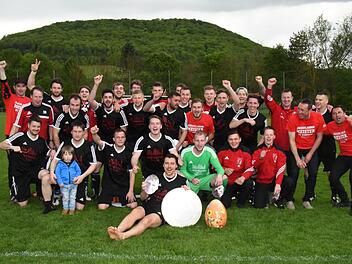 Unser Bild zeigt den Meister der Kreisklasse 1, den SC Diebach mit (hinten, von links) Steffen Stockmann, Andi Franz, Daniel Hart, Patrick Oftring, Karsten Heurung, Andreas Weidner, Julian Lutz, Alex Drachenberg, Fabian Marx, Daniel Schaub, Domi Hugo, Michel Mathes, Fabian Remling, Aldin Dzafic, Simon Jendraschewski, Patrick Schmähling, Marcus Hein und Edwin-Martin Gensler sowie (vorne, von links) Trainer Bernd Heid, Dieter Schaub, Markus Kirchner, Klaus Brandenstein, Konstantin Füller, Sven ...