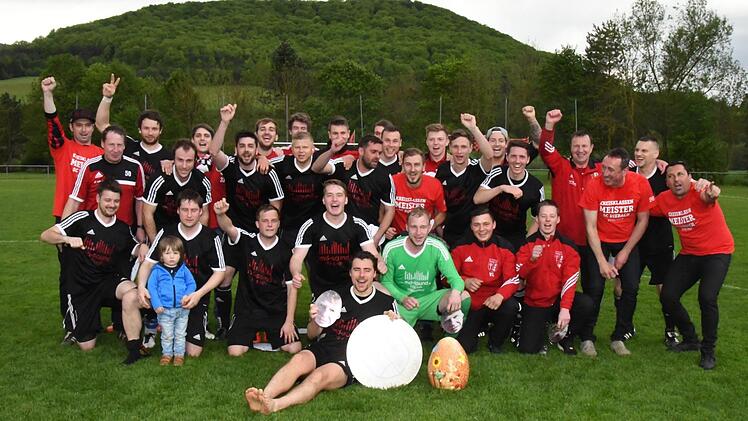 Unser Bild zeigt den Meister der Kreisklasse 1, den SC Diebach mit (hinten, von links) Steffen Stockmann, Andi Franz, Daniel Hart, Patrick Oftring, Karsten Heurung, Andreas Weidner, Julian Lutz, Alex Drachenberg, Fabian Marx, Daniel Schaub, Domi Hugo, Michel Mathes, Fabian Remling, Aldin Dzafic, Simon Jendraschewski, Patrick Schmähling, Marcus Hein und Edwin-Martin Gensler sowie (vorne, von links) Trainer Bernd Heid, Dieter Schaub, Markus Kirchner, Klaus Brandenstein, Konstantin Füller, Sven ...