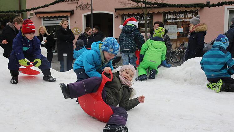 Die Kinder aus Bad Rodach  hatten ihren Spaß im Schnee. Wie Sebastian und Lia (Vordergrund) beweisen.