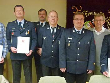 Ehrungen anlässlich der Hauptversammlung der Feuerwehr Altenhof (von links): Sandy Kestler, Matthias Helmprobst, Kommandant Stefan Beierlein, Stephan Sigmund, KBM Jannic Christ, Bürgermeister Wolfgang Bauersachs, Vorsitzender Heiko Geuß  Foto: Lothar Weidner