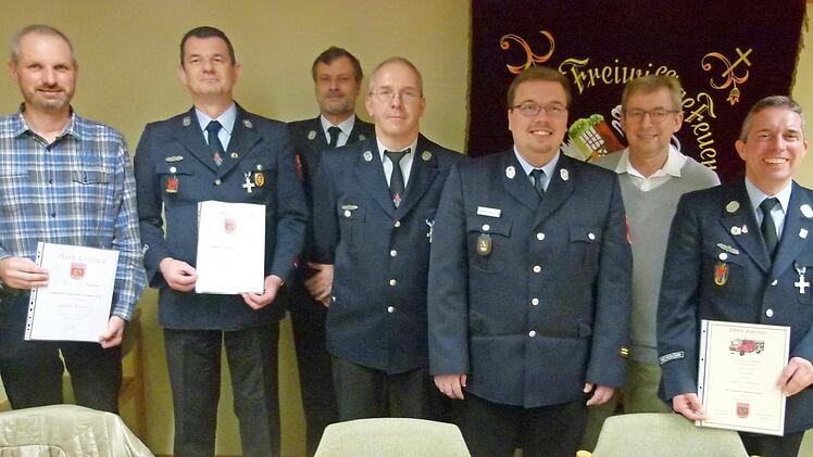 Ehrungen anlässlich der Hauptversammlung der Feuerwehr Altenhof (von links): Sandy Kestler, Matthias Helmprobst, Kommandant Stefan Beierlein, Stephan Sigmund, KBM Jannic Christ, Bürgermeister Wolfgang Bauersachs, Vorsitzender Heiko Geuß  Foto: Lothar Weidner